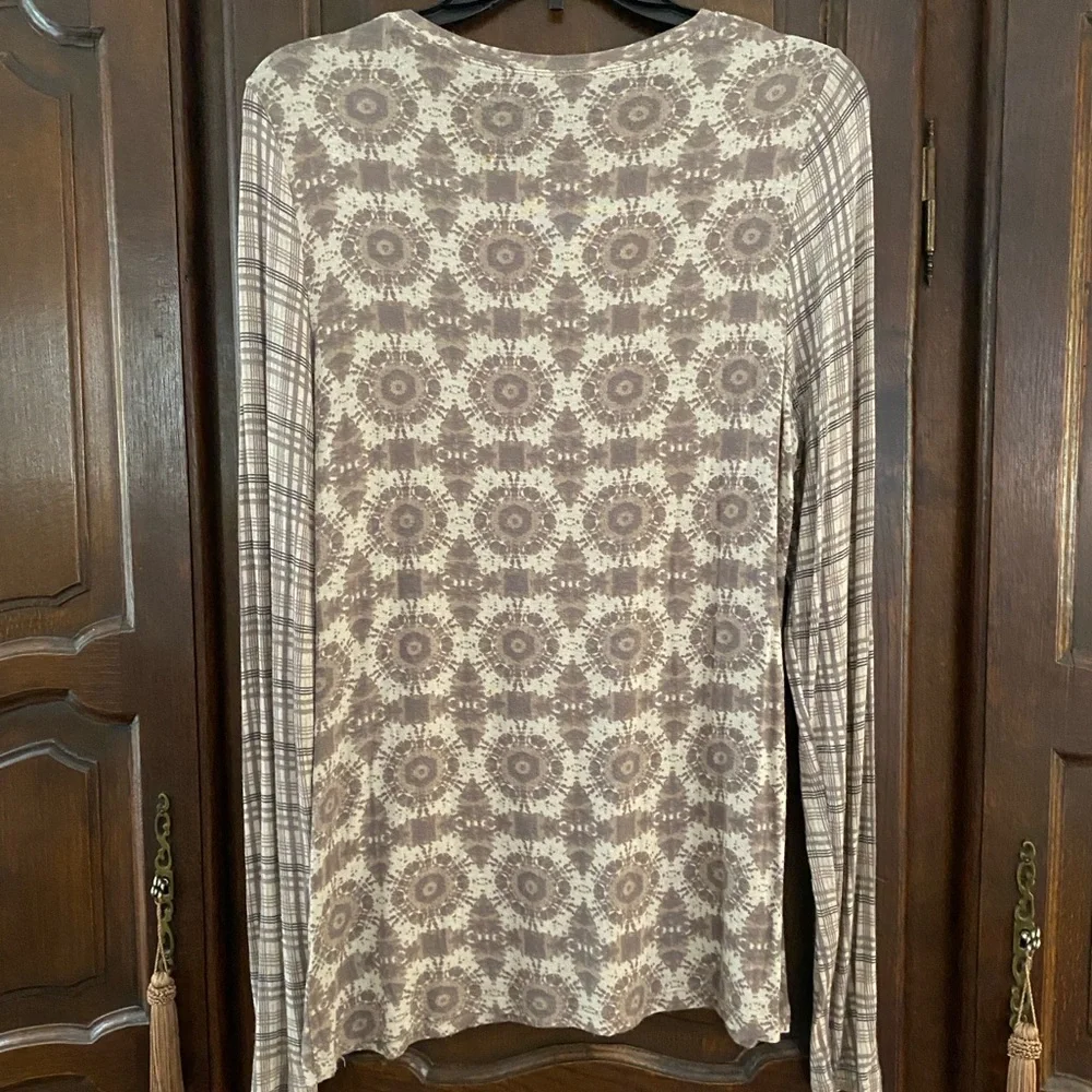 BCBG Max Azaria long sleeve knit top bohemian mix of patterns in taupe & ivory - Picture 4 of 4